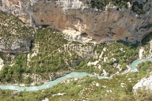 A river winding through a mountainous landscape with rocky cliffs and sparse vegetation. - Apartment in Gréoux-Les-Bains near Lakes (Gréoux les Bains)