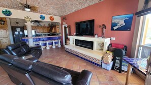 TV, peis, DVD-spiller og kontorer