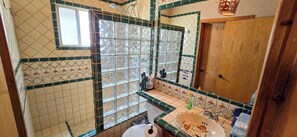 Douche, sèche-cheveux, serviettes fournies