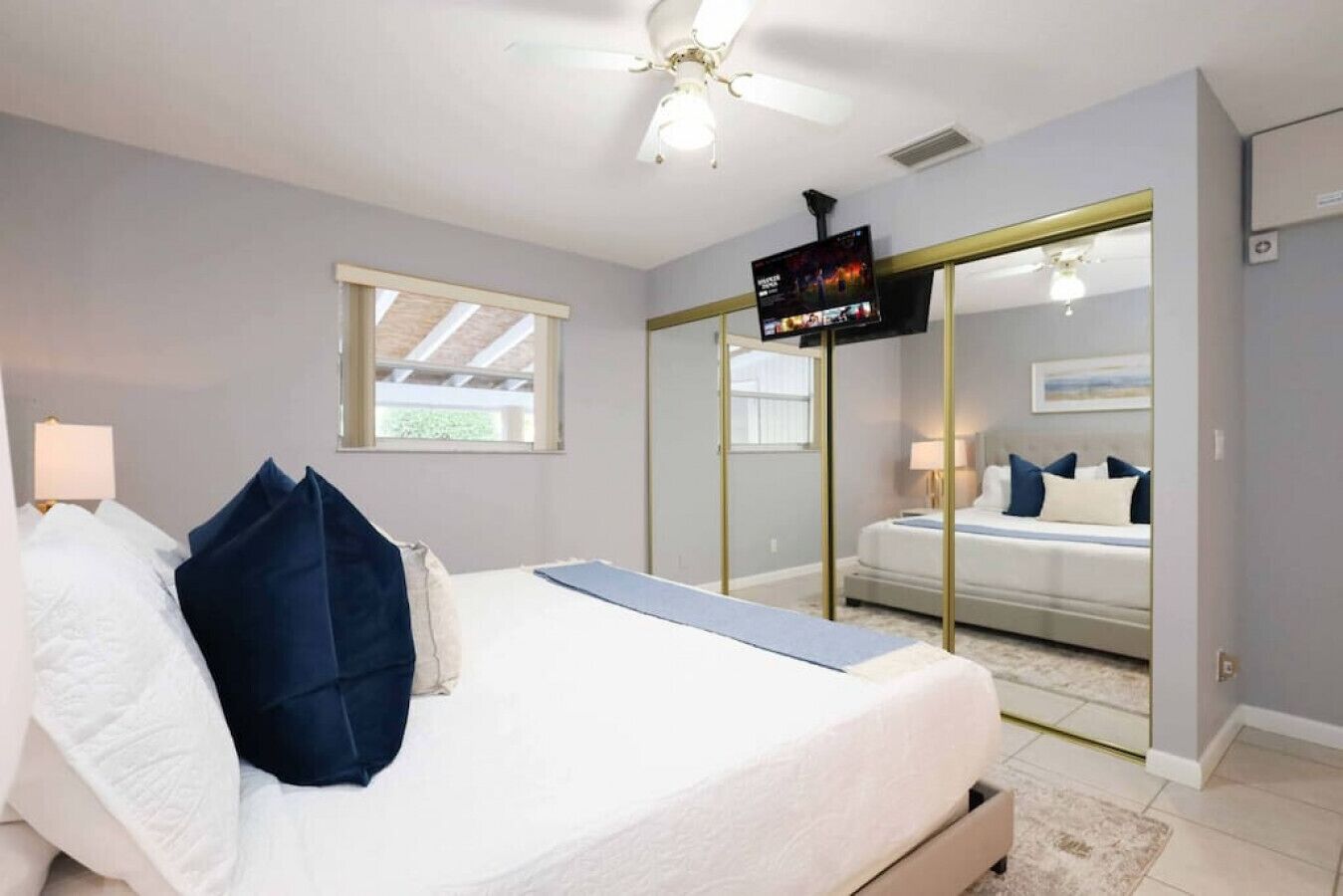 5 bedrooms, desk, iron/ironing board, travel crib