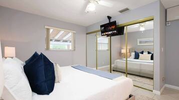 5 bedrooms, desk, iron/ironing board, travel crib