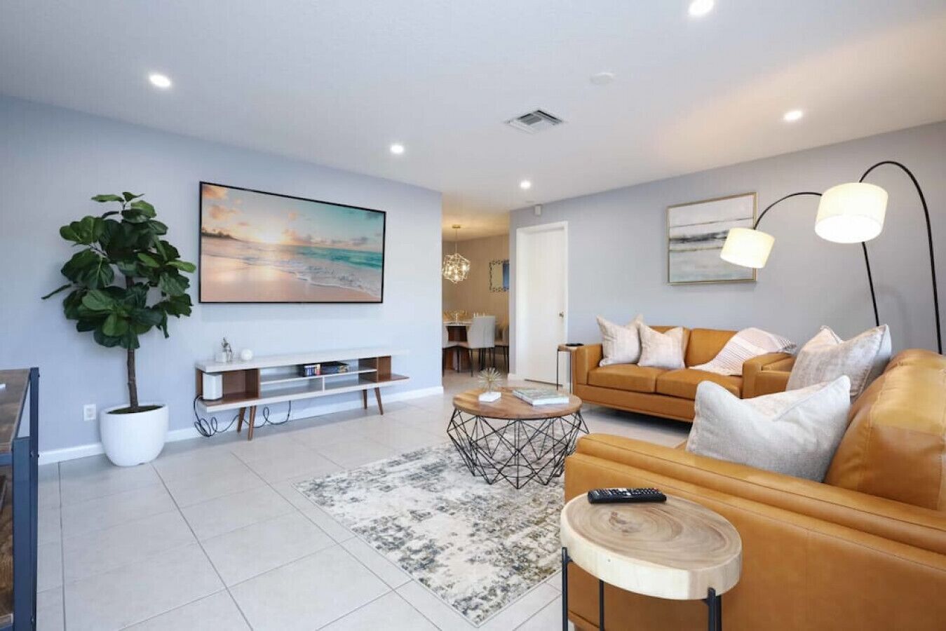 Tv, eldstad och datorskärmar