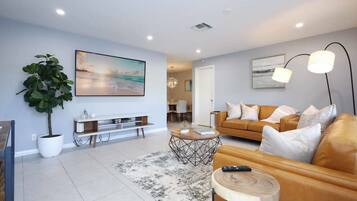 Tv, eldstad och datorskärmar