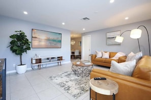 Télévision, cheminée, écrans d'ordinateur