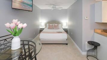 5 Schlafzimmer, Schreibtisch, Bügeleisen/Bügelbrett, Reisekinderbett