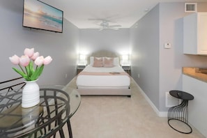 5 chambres, bureau, fer et planche à repasser, lit parapluie