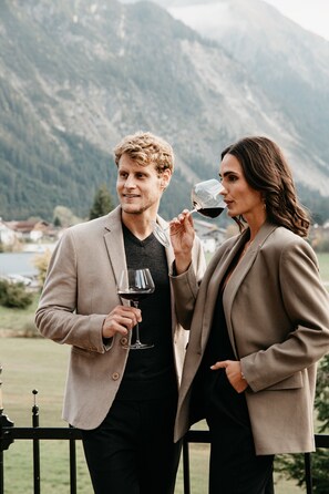 Two people standing outdoors with a mountainous background. - Hohenfels**** Das Genusshotel (Tannheim)