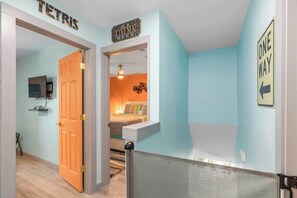 3 عدّة غرف نوم ومكتب ومكواة/لوح كي وسرير سفر