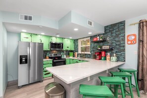 ثلاجة، ميكروويف، فرن، موقد طهي مسطح