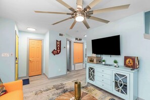 تلفزيون، ألعاب فيديو، ستيريو، مكتب