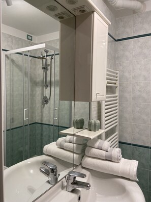 Douche, sèche-cheveux, bidet, serviettes fournies