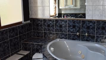 Een douche, een bubbelbad, handdoeken, zeep