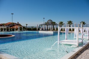 2 piscines cobertes i piscina a l'aire lliure de temporada 