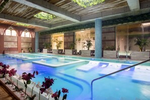 2 piscines cobertes i piscina a l'aire lliure de temporada 