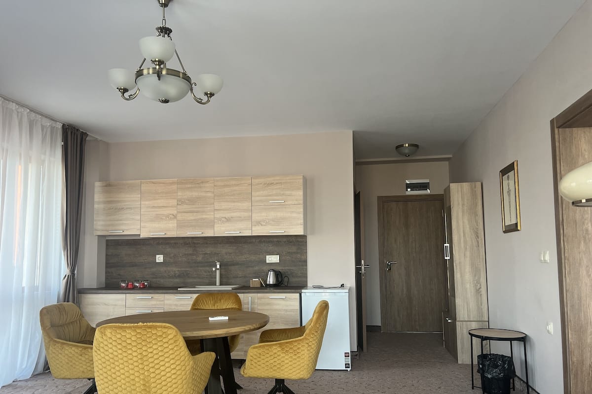 1 habitación, muebles diferentes y tabla de planchar con plancha
