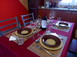 Dining - Rural house, in a quiet setting, 7 km from the beach. (Tequital)