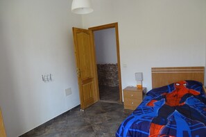 3 bedrooms, iron/ironing board, free WiFi, bed sheets - Rural house, in a quiet setting, 7 km from the beach. (Tequital)