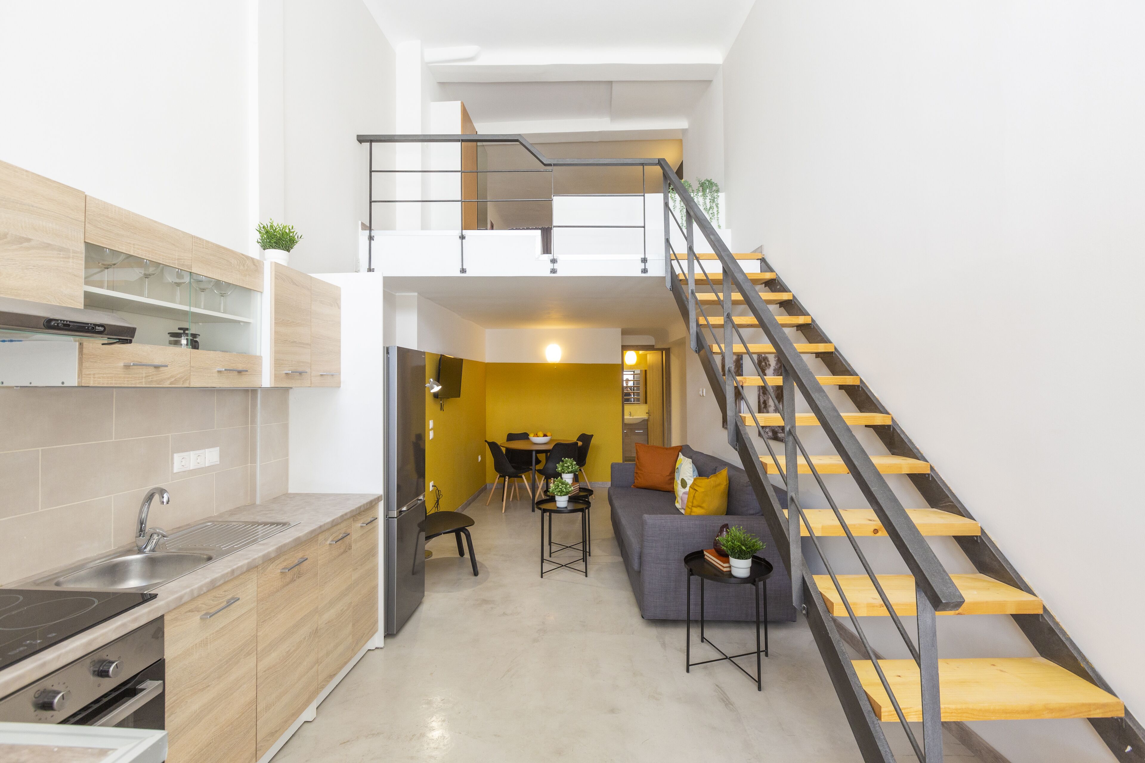 Un appartement moderne comprenant une cuisine, un coin repas et un salon.