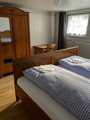 2 bedrooms, WiFi, bed sheets - "tiefparterre" - 3 1/2 Zimmer-ferienwohnung - im "chalet Baergli" (Kandersteg)