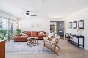 Fernseher, Bücher, Arbeitsbereiche