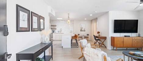 テレビ、書庫、書斎 / ワークスペース