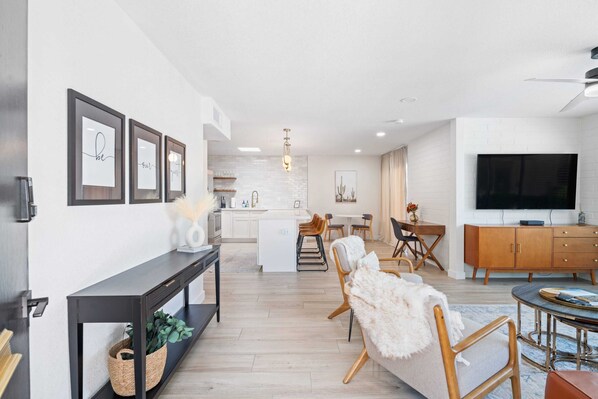 Fernseher, Bücher, Arbeitsbereiche