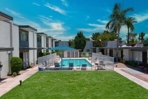 Pool - Family Fun Escape with Cable in Old Town Scottsdale (Scottsdale)