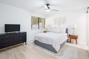 3 bedrooms, desk, iron/ironing board, travel cot - Family Fun Escape with Cable in Old Town Scottsdale (Scottsdale)