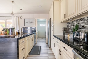 Private kitchen - HIP and COMFY retreat in West Las Vegas. 3 mi to the Las Vegas Strip! (Las Vegas)