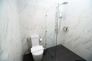 Triple Room | Bathroom - Himku Hotel - adults only (Chiang Mai)