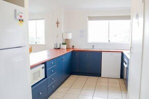 Fridge, microwave, oven, stovetop - Whale Watch Unit 15 - Spacious Beachfront Apartment (Point Lookout)