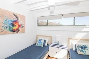 1 bedroom, iron/ironing board, free WiFi, bed sheets - Straddie Breeze - A gorgeous fully renovated beachside apartment (Point Lookout)