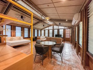 Caja de seguridad en la habitación, muebles diferentes y escritorio 