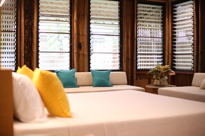 Caja de seguridad en la habitación, muebles diferentes y escritorio 