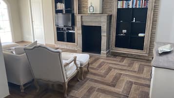 Televisión, chimenea y libros