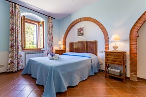 2 bedrooms, iron/ironing board, travel cot, free WiFi - Monti 1824- Panoramic farmhouse with pool.Easy walk of 1 km to the local village (Casole d'Elsa)