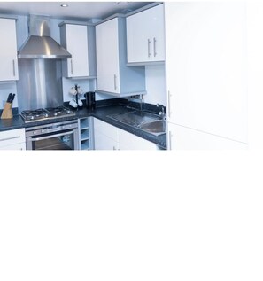 Fridge, microwave, oven, dishwasher - 1 bedroom Luxury Apartment Gants-Hill in Illford (Gants Hill)
