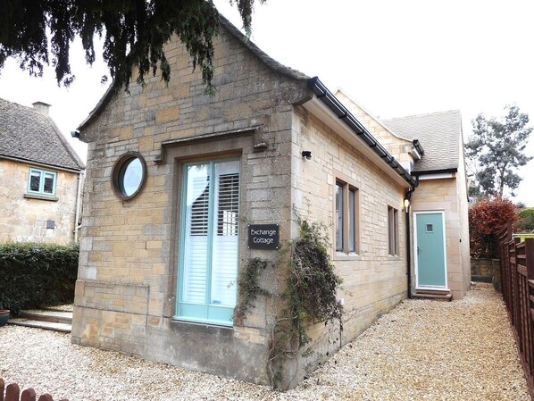 Exterior - Lovely quirky cotswold cottage (Old Telephone Exchange) (Northleach)