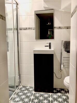 淋浴設備、風筒、提供毛巾、廁紙