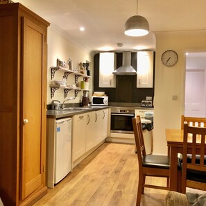 Fridge, microwave, oven, stovetop - Lovely quirky cotswold cottage (Old Telephone Exchange) (Northleach)