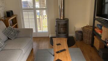 Smart-TV, peis og bøker