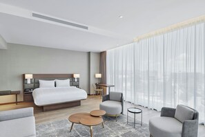 Desk, laptop workspace, free WiFi, bed sheets - AC Hotel By Marriott Saltillo (Saltillo)