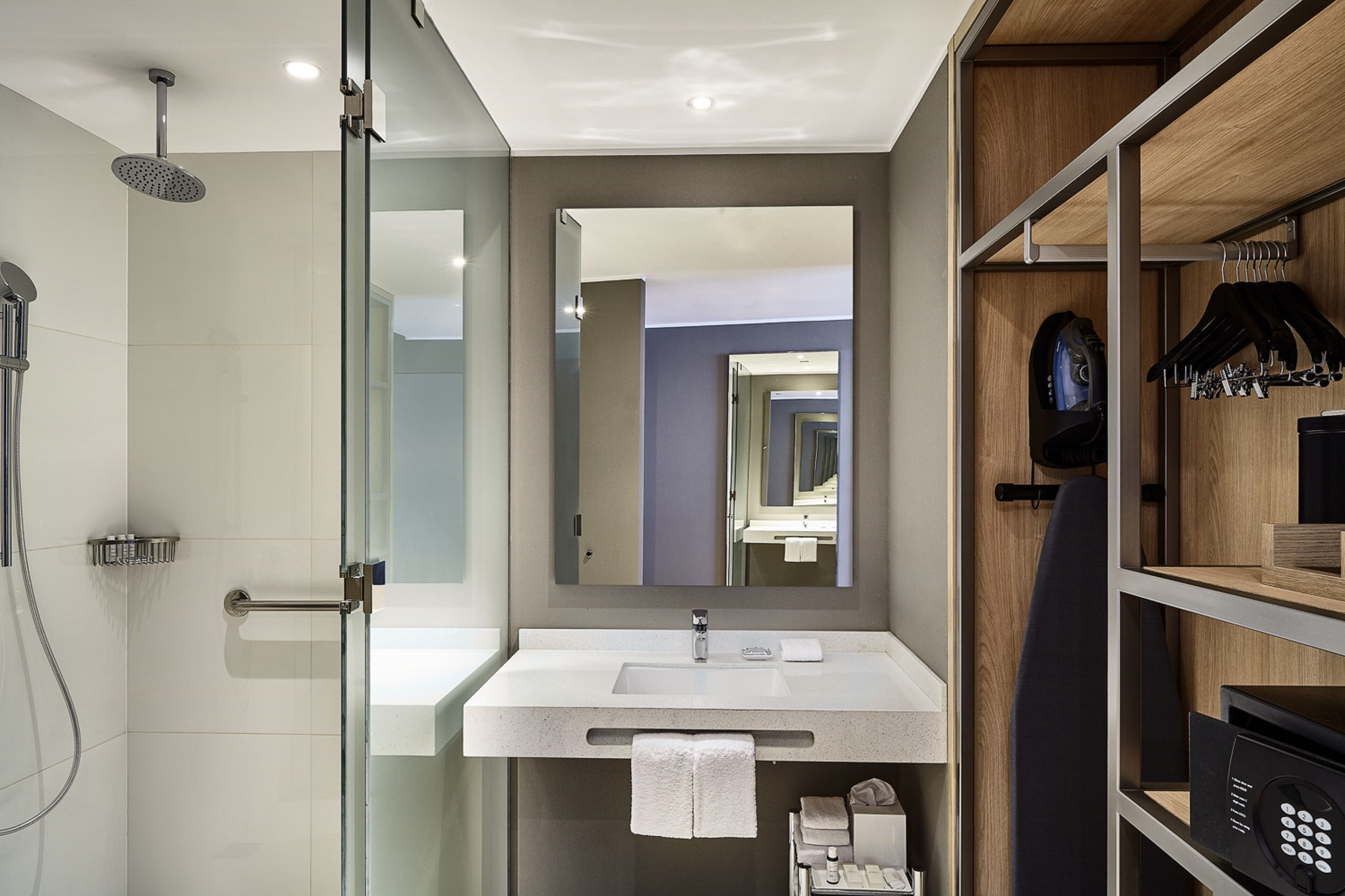 客房, 2 张双人床, 城市景观 | 浴室 | 淋浴设施、免费洗浴用品、吹风机、毛巾