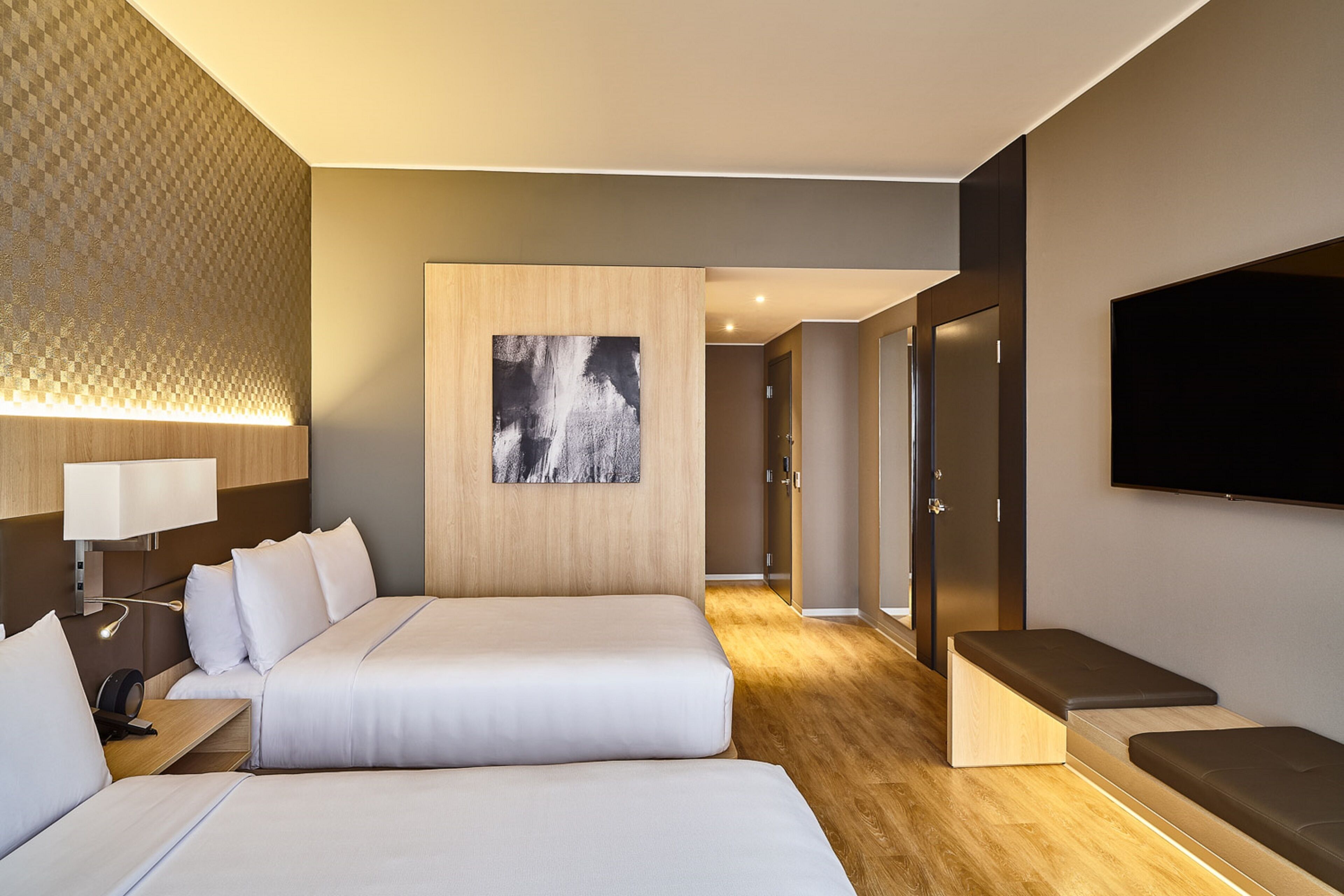 Habitación, 2 camas matrimoniales | Escritorio, espacio para trabajar con laptop y wifi gratis 