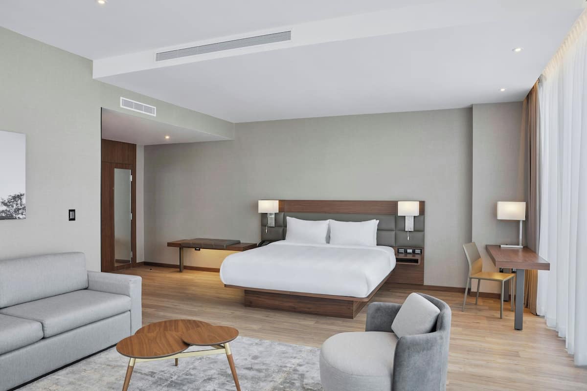 Suite, 1 Bedroom, City View | 1 bilik tidur, meja, ruang kerja komputer riba