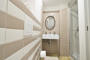 Dusche, Haartrockner, Bidet, Handtücher