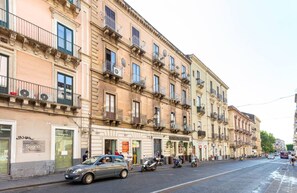 Exterior - Savoy Blue 366 (Catania)