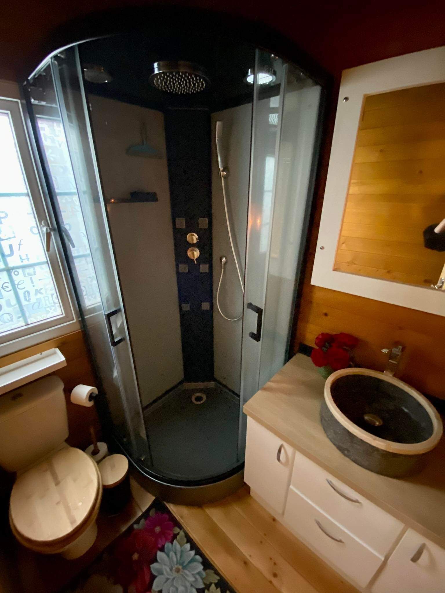 Douche, sèche-cheveux, serviettes fournies, savon
