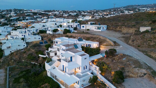 Un village côtier aux bâtiments blancs, aux rues étroites et qui offre une vue dégagée sur la mer.