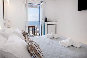 Deluxe Suite | Frette Italian sheets, premium bedding, in-room safe, soundproofing